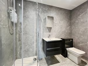 En-suite Bed 5- click for photo gallery